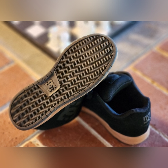 EUC DC Shoes Kids Gaveler size 4.5 Black - Picture 3 of 4